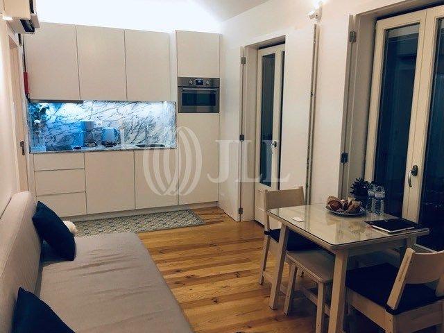 Apartamento T2, com varanda, em plena baixa do Porto