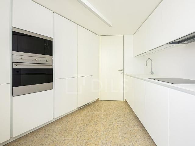 Apartamento T2 com varanda, estacionamento e arrecadação, Lisboa, Graça