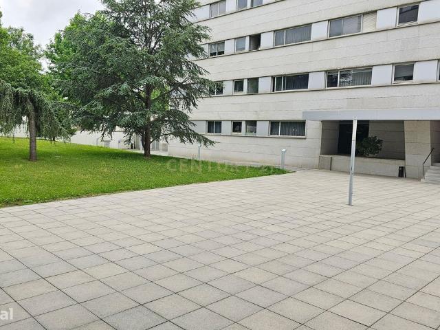 Apartamento T2 com varanda, garagem Condomnio Fechado de referncia
