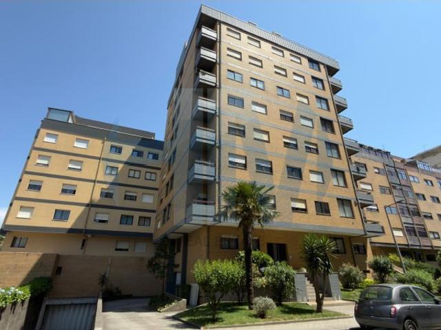 Apartamento T2 com Varanda, Garagem e Elevador em Santa Marinha Vila Nova de Gaia
