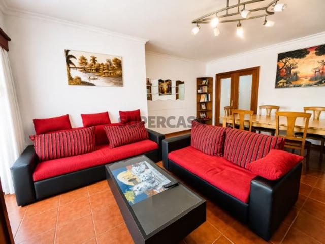Apartamento T2 com varanda, marquise, garagem e lugar de garagem, em Fradelos Vila Nova de Famalicão