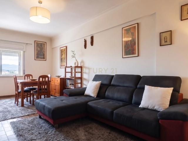 Apartamento T2 com Varanda na Venteira, Amadora