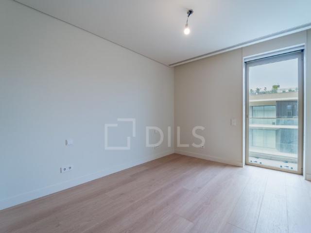 Apartamento T2 com varanda na primeira linha de praia