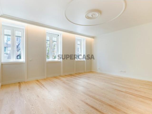 Apartamento T2 com varanda nas Avenidas Novas