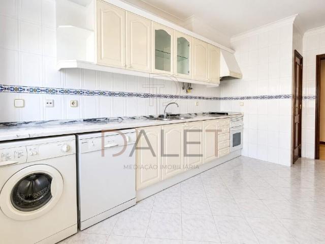 Apartamento T2 com varanda, parqueamento e excelentes áreas na Cavaleira, Mem Martins