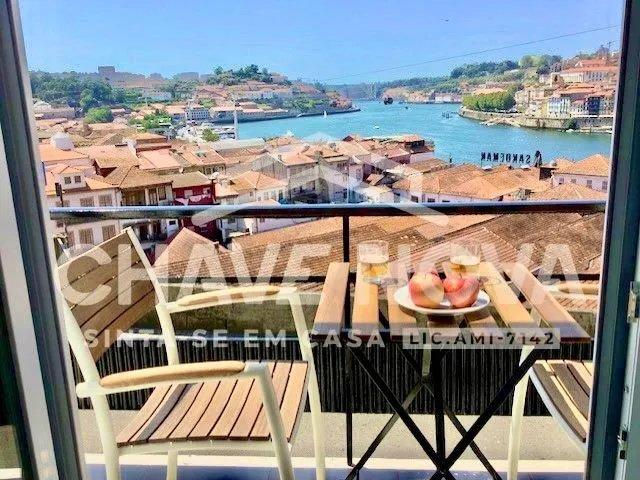 Apartamento T2 com Varanda Privativa e Deslumbrantes Vistas para o Rio Douro