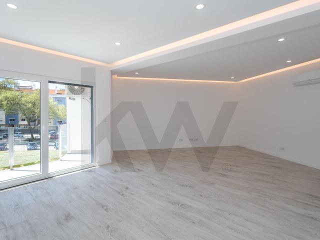 Apartamento T2 com varandas, arrecadação e excelente exposição solar | Torre da Marinha, Seixal