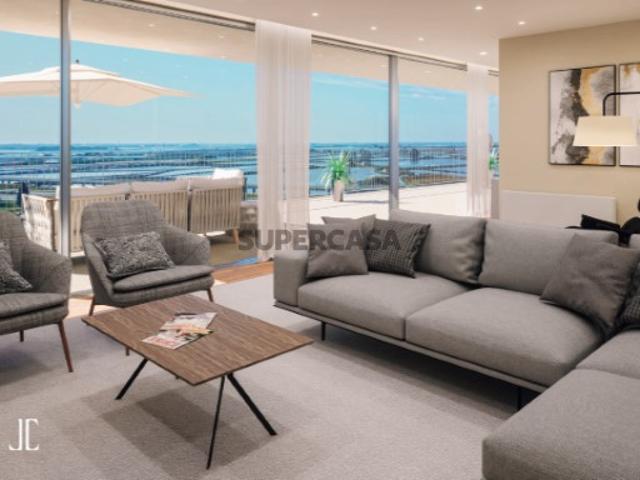 Apartamento T2 com varandas e 2 lugares de garagem
