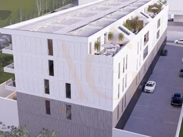 Apartamento T2 com varandas e garagem no centro de Portimão