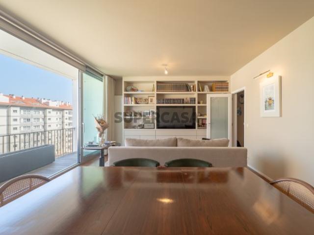 Apartamento T2 com varandas e garagem