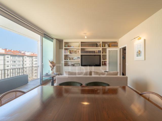 Apartamento T2 com varandas e garagem