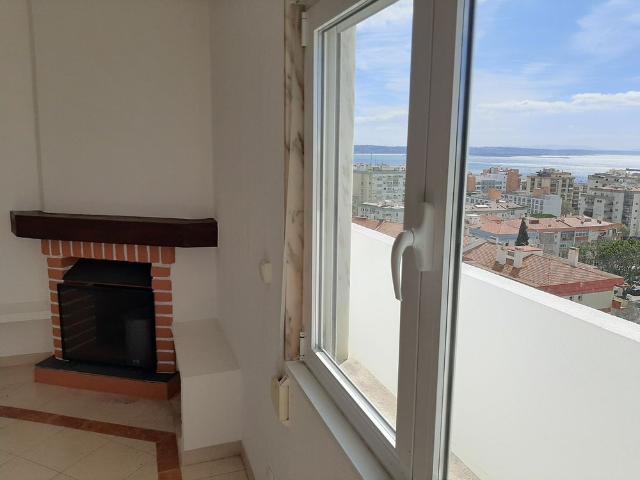Apartamento T2 com vista de mar para arrendamento na Figueirinha em Oeiras