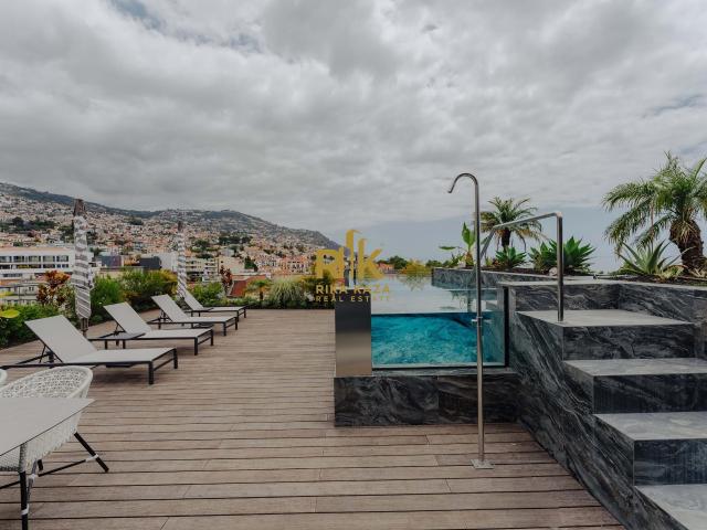 Apartamento T2 com vista mar no cento da cidade com piscina privada