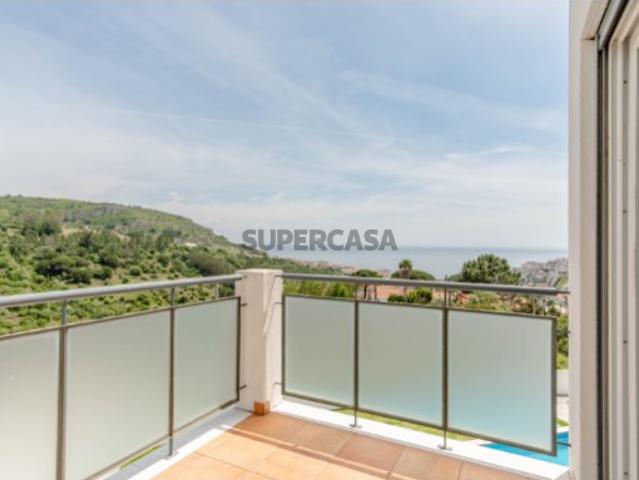 Apartamento T2 com vista mar e piscina em Sesimbra
