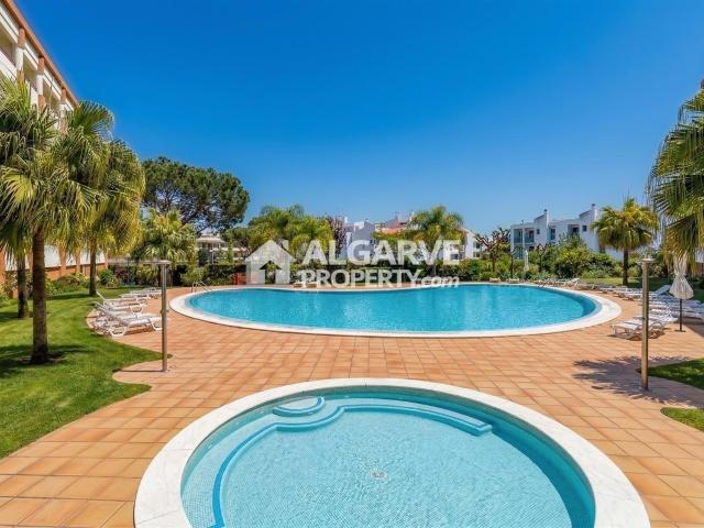 Apartamento T2 com vista mar perto da Marina e do Golfe em V. 127m² Quarteira