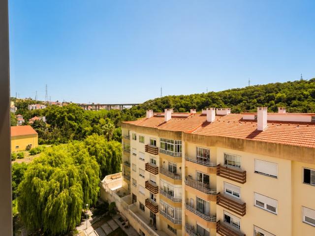 Apartamento T2 com Vista Serra, Elevador e Localização Premium em Belas