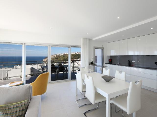 Apartamento T2 com vista panorâmica de mar, em condomínio com piscina na Nazaré