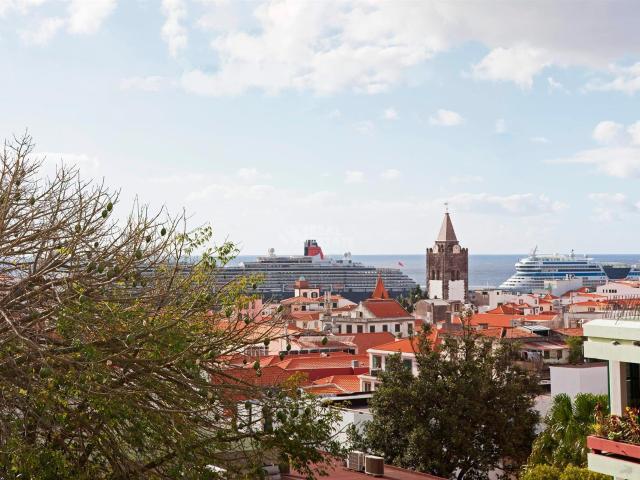 Apartamento T2 com Vista para os Navios Renovado 127m² Santa Luzia Funchal