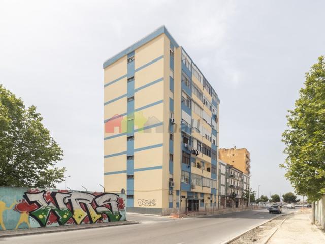 Apartamento T2 com Vista Rio na Avª do Bocage Excelente Oportunidade