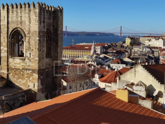Apartamento T2 com vista rio, na Rua de São Mamede, Lisboa
