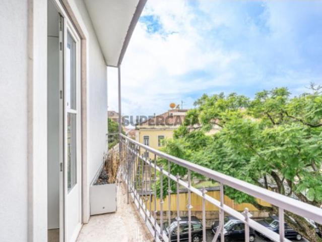 Apartamento T2 com Vista Rio e Garagem, para Venda, nas Escadinhas São Crispim, Lisboa