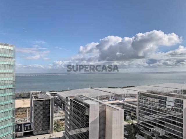 Apartamento T2 com vista rio e em condomínio de prestígio no Parque das Nações, Lisboa