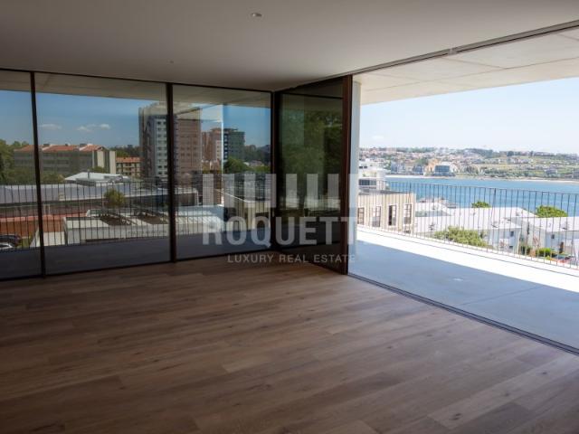 Apartamento T2 com vistas deslumbrantes, varanda e garagem