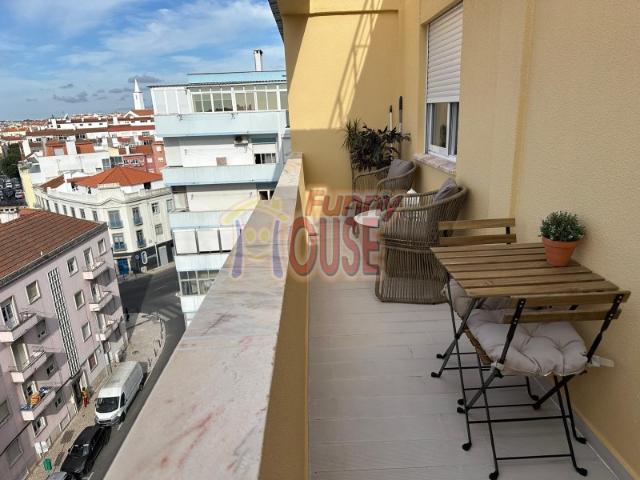 Apartamento T2 como novo com Excelente Varanda Aberta