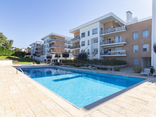 Apartamento T2 condomnio fechado com piscinas, jardim e box privada