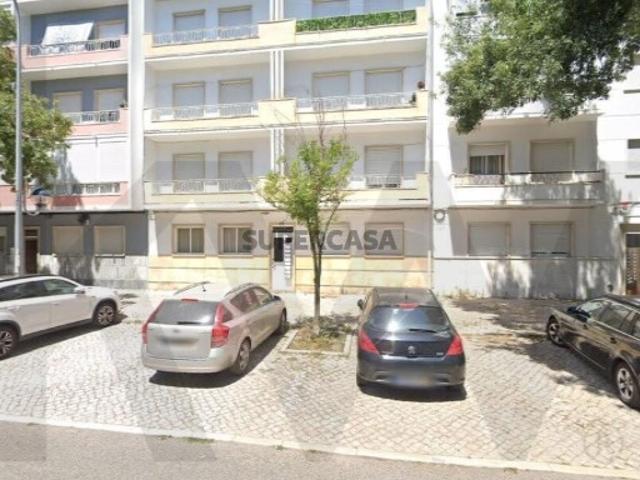 Apartamento T2 R. General Alves Roçadas, Damaia, Amadora