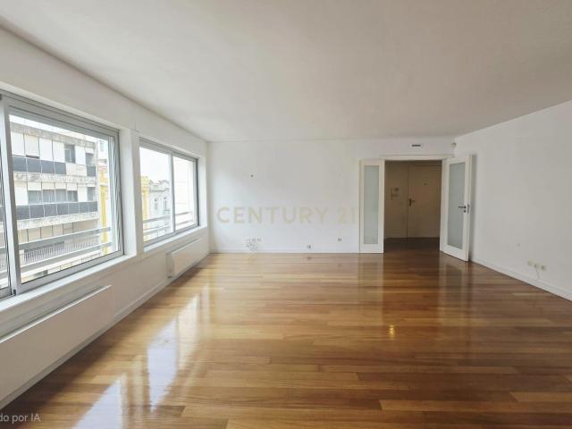 Apartamento T2 de 93m2 com parqueamento e arrecadação Gulbenkian El Corte Inglês Avenidas Novas Lisboa