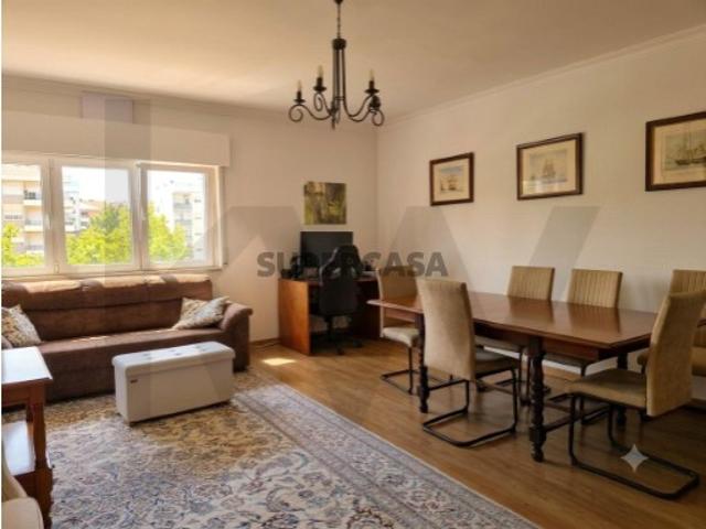 Apartamento T2 de 100m² com Vista Desafogada e Garagem Box Linda a Velha