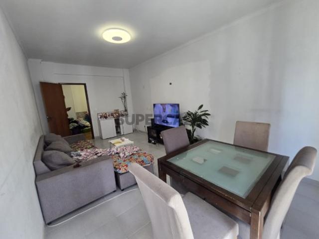Apartamento T2 de Ampla Área em Casais de Mem Martins, Rio de Mouro
