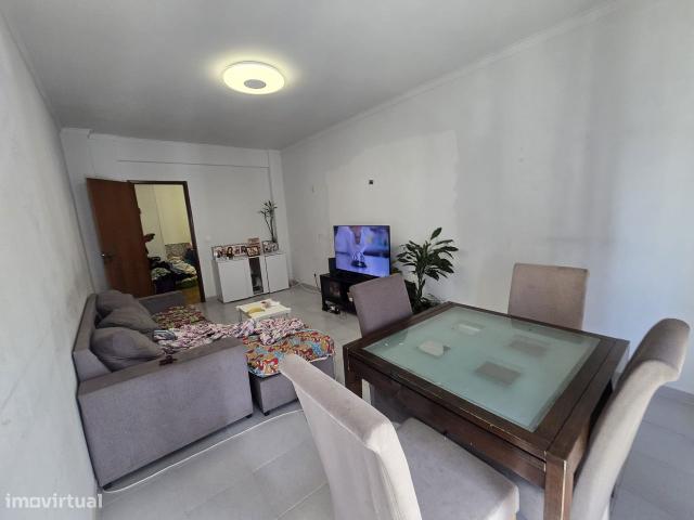 Apartamento T2 de Ampla rea em Casais de Mem Martins, Rio de Mouro