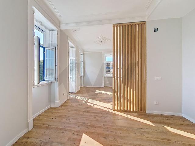 Apartamento T2 de Charme junto ao Jardim de Paço de Arcos com vista de mar