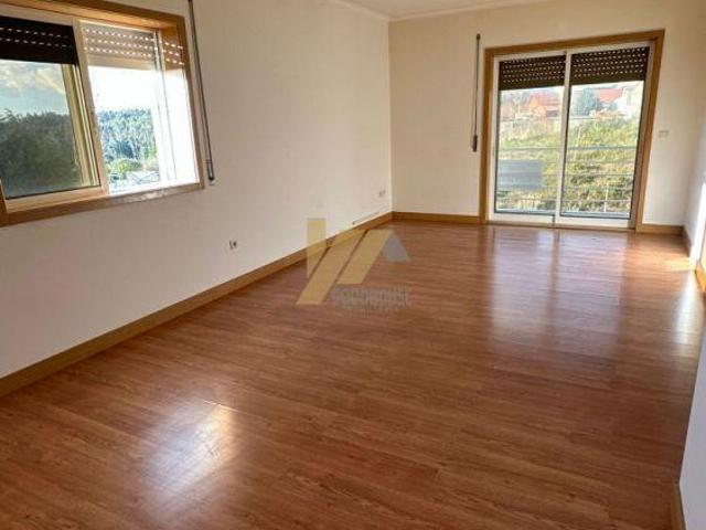 Apartamento T2 de duas frentes com garagem e elevador | 26084058949