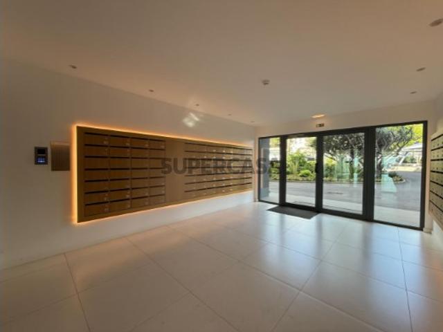 Apartamento T2 de Luxo na Estrada Monumental | Piscina, Ginásio, Garagem e Acesso Privado ao Mar