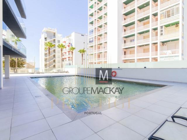 Apartamento T2 de Luxo com Terraço Privativo a 50m da Praia Quarteira