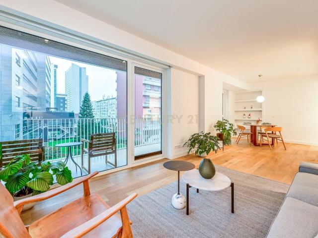 APARTAMENTO T2 DE LUXO COM VARANDA E GARAGEM – CAMPOLIDE