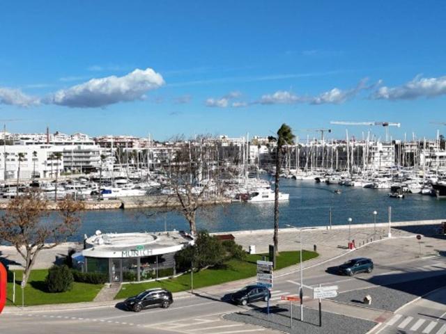 Apartamento com piscina e ginásio, T2 localizado no último piso, vista Marina de Lagos/Algarve, Portugal