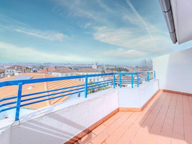 Apartamento T2 duplex com aproveitamento de sotão, varandas e Box fechada em Gondomar Porto