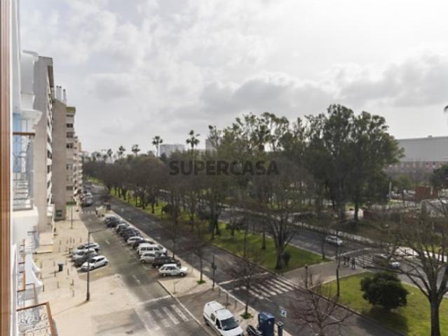 Apartamento T2 duplex com estacionamento no Campo Grande