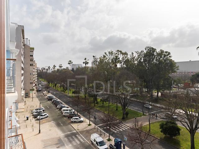 Apartamento T2 duplex com estacionamento no Campo Grande