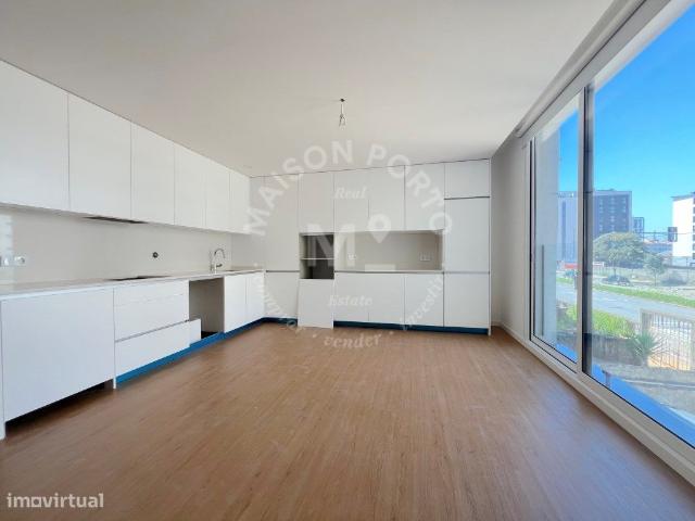 Apartamento T2 Duplex com Suites, Varanda e Estacionamento, prximo.