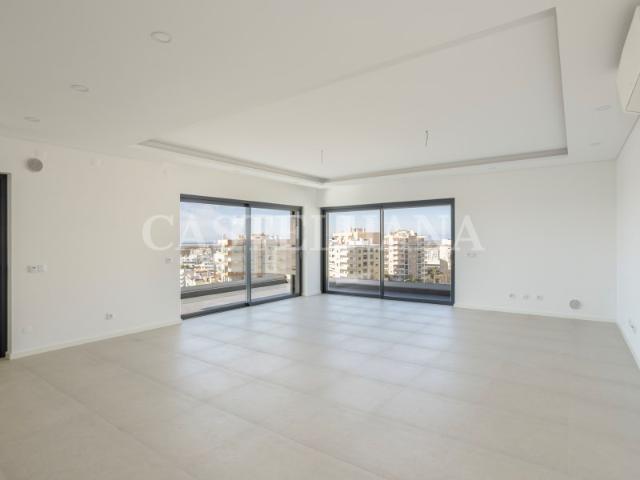 Apartamento T2 duplex, com varanda, em Faro