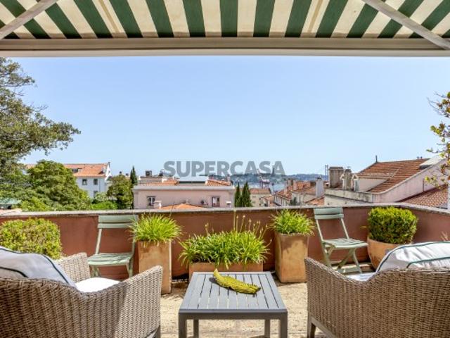 Apartamento T2 duplex em Lisboa, Estrela, com terraço e vista rio