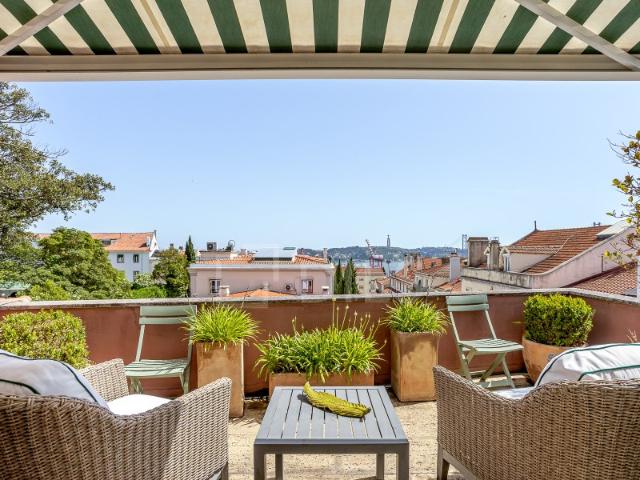 Apartamento T2 duplex em Lisboa, Estrela, com terraço e vista rio