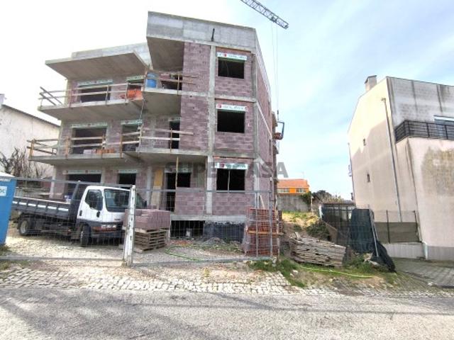 Apartamento T2, dúplex, em São Martinho do Bispo