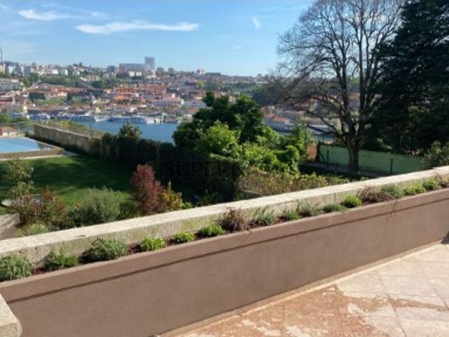 Apartamento T2 duplex novo, com terraço e varanda, Porto