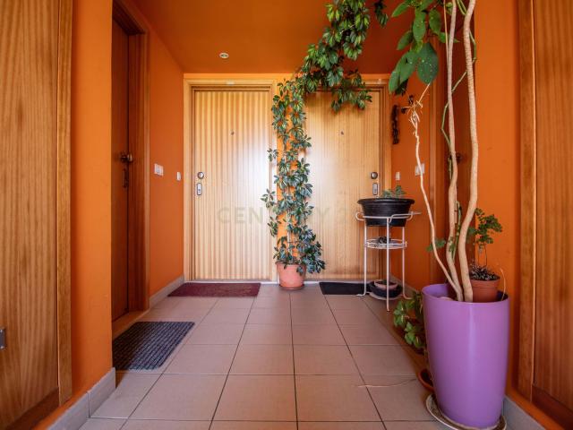 Apartamento T2 Duplex na Gala, perto da praia, com estacionamento e arrumo
